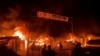 آتش‌سوزی در اردوگاه فلسطینیان در پی حمله هوایی اسرائیل به رفح