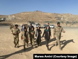 Marwa Amini (a doua din dreapta), alături de colegii ei de muncă, în provincia Ghazni.