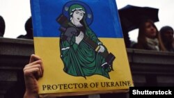 Плакат на акції протесту проти російського вторгнення до України. Лондон, Велика Британія, 5 березня 2022 року