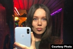 Ресейдегі оппозициялық саясаткер Алексей Навальныйдың Санкт-Петербургтегі штабының бұрынғы қызметкері Юлия Емельянова. Әлеуметтік желіден алынған сурет.