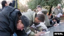 Подписи под обращением к президенту собирали не только в интернете, но и на пикете, приуроченном к дню рождения Бахминой
