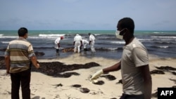 Қизил Ярим ой жамияти ходимлари чўкиб ўлган кишининг жасадини сувдан чиқариб олишмоқда (архив сурати)