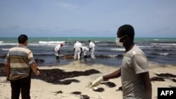 Қызыл жарты ай ұйымының қызметкерлері судан мигранттардың денесін шығарып жатыр. Көрнекі сурет. 