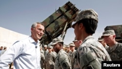 Secretarul general NATO Jens Stoltenberg la baza militară turcă din Gaziantep, 10 octombrie 2014