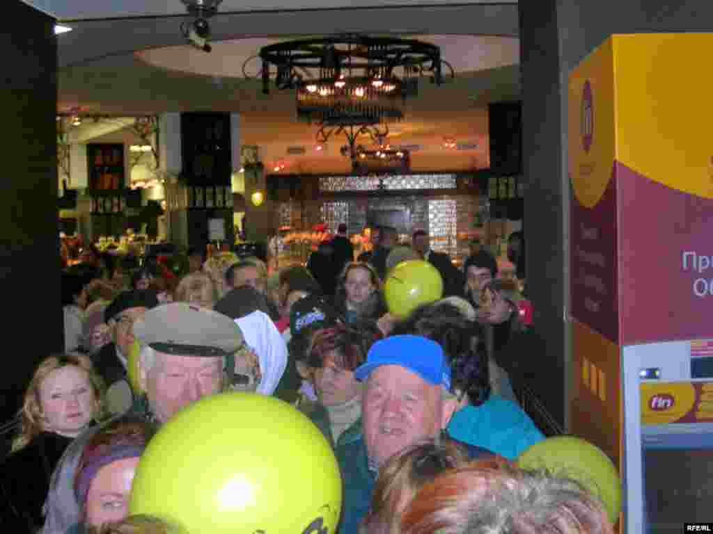 Акция Союза Правых Сил против повышения цен в московском супермаркете "Седьмой континент" на Арбате.