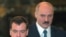 Ресей президенті Дмитрий Медведев пен оның артында тұрған Беларусь президенті Александр Лукашенко. Мәскеу, 3 ақпан 2010 жыл.