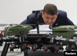 Посол України у Великій Британії Валерій Залужний відвідав презентацію українських військових безпілотників в Україні на засекреченій локації