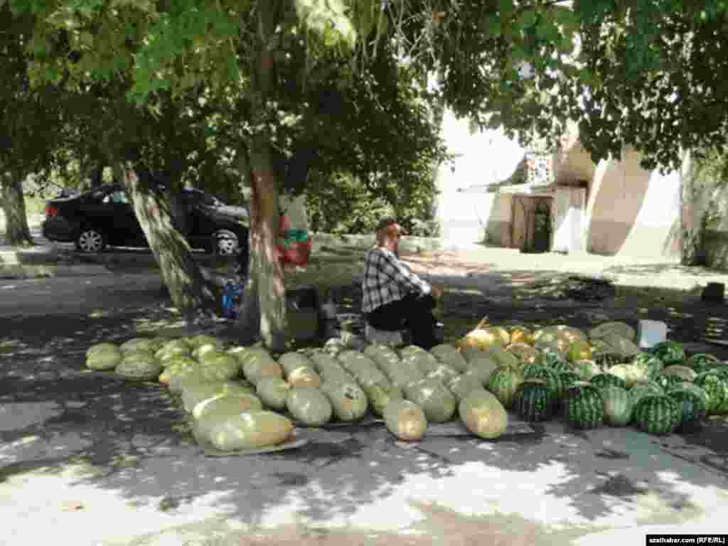 Aşgabadyň mikroraýonlarynyň birinde gawun-garpyz satyp oturan ýaşuly