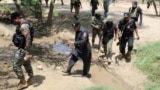 پوځيان او پولیس په ټانک کې د څارنې ګزمې کوي - انځور له ارشیفه