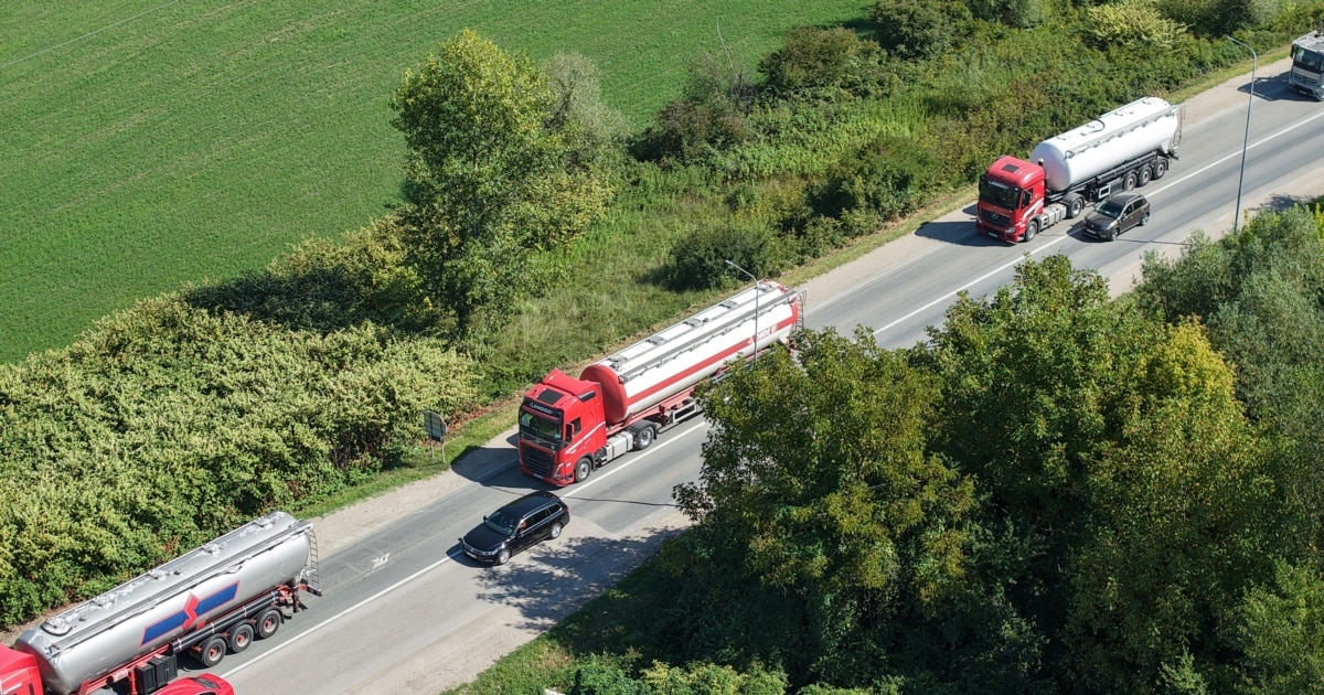 Кендра анал Екі балапанға ауызша жыныстық қатынас жасайды