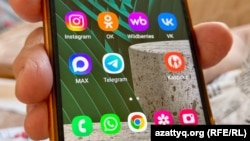 Мессенджер Мах, установленный на мобильном телефоне казахстанки. Уральск, 2 апреля 2026 года