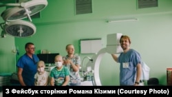 Роман Кізима (праворуч) зі своїми пацієнтами