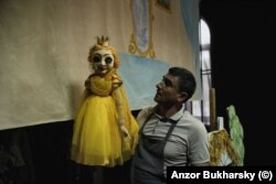 Кукольник позирует между спектаклями в Хиве