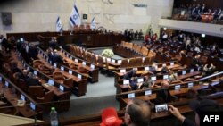 Parlamentarii israelieni îl așteaptă pe președintele Donald Trump. 13 octombrie 2025.