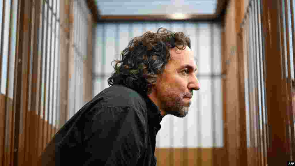 Az eredeti ügyben az ügyészek azzal vádolták, hogy nem kérte regisztrációját külföldi ügynökként. Vinatier ezért bocsánatot kért, és azt mondta, nem tudta, hogy ezt meg kell tennie. A tárgyaláson oroszul beszélt, és elmondta, hogy munkájában mindig arra törekedett, hogy „Oroszország érdekeit képviselje a nemzetközi kapcsolatokban”. A kép a 2024. június 7-i meghallgatásán készült, amely után eredetileg három év börtönbüntetésre ítélték