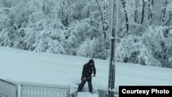 Meštanin čisti sneg u Gornjim Nedeljicama na zapadu Srbije, 5. januar 2026.