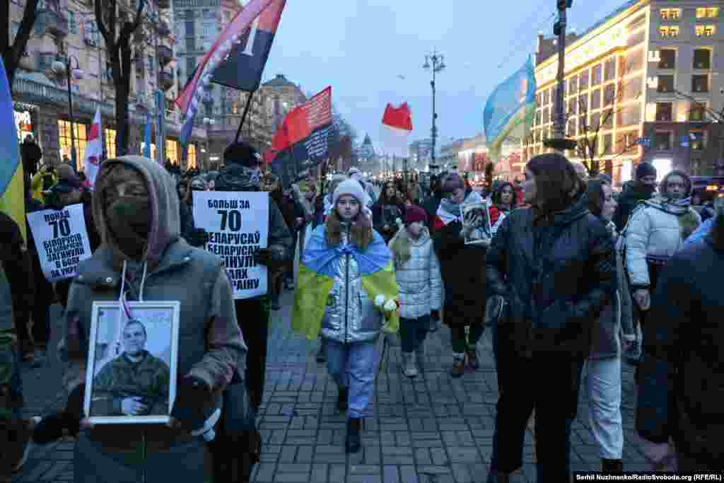 Учасники маршу йдуть Хрещатиком в бік місця загибелі Михайла Жизневського