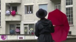 «Співи під дощем» – жителі Женеви під час карантину борються з нудьгою піснями (відео)