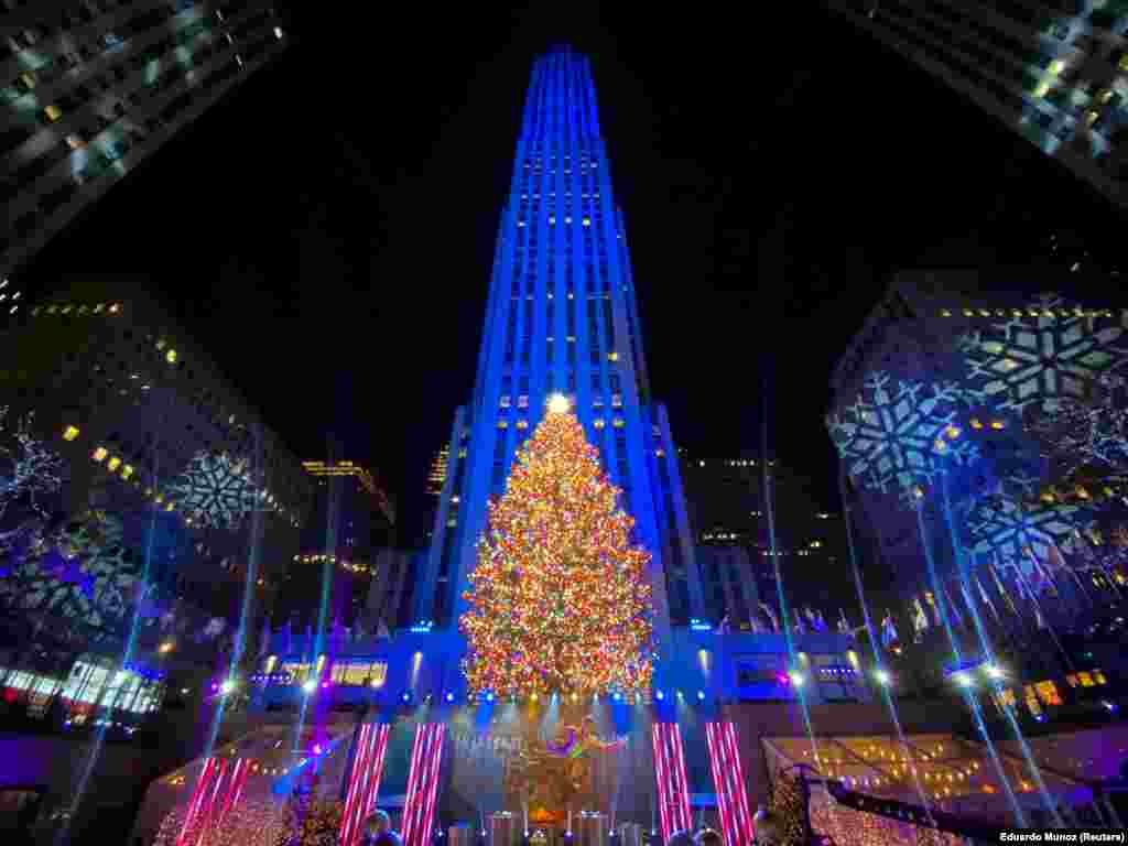 A New York-i Rockefeller Központ mellett is felállítottak egy kivilágított karácsonyfát.