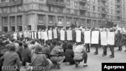 Protestatari împotriva regimului comunist, 21 ianuarie, 1989, Bulevardul Magheru, București. Mulți dintre protestari nu și-au luat certificate de revoluționar. Alții, printre care securiști și turnători, au profitat de privilegiile oferite de certificate.
