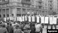 Baraj de scutieri în zona Piața Romană din București, în ziua de 21 Decembrie. În București urma o noapte sângeroasă. La Timișoara muriseră deja mai mult de 70 de oameni. Până la fuga lui Ceaușescu, numărul victimelor represiunii va trece de 300.