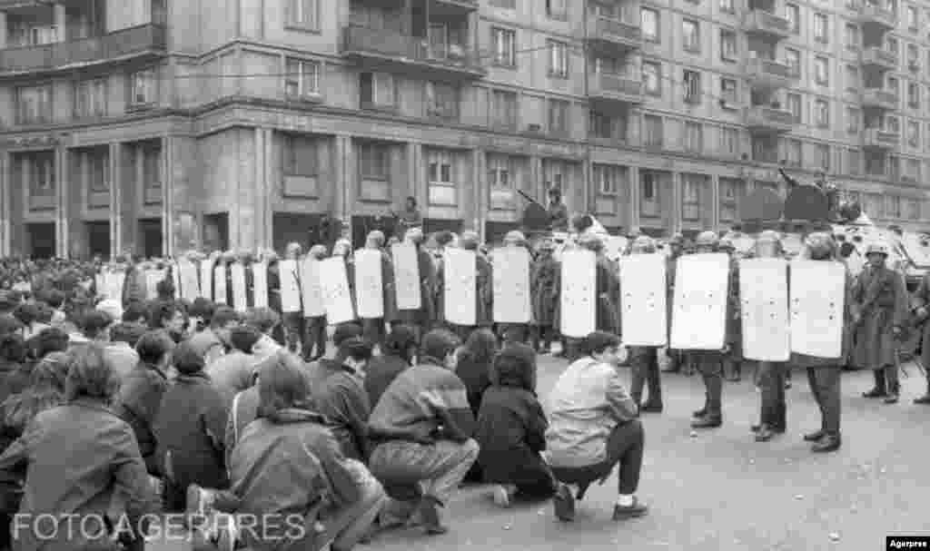 București, 21 decembrie 1989. Manifestanți în Piața Romană, aflată la căpătul nordic al bdului Magheru. Și aici, forțele represive - unități de armată și Securitate - aveau să tragă în demonstranți.&nbsp;​În zorii zilei, caldarâmul a fost spălat intens de sânge, dar urmele rămase i-au îngrozit pe trecători.&nbsp;