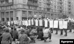 Protestatarii de la București s-au adunat pe 21 decembrie, în solidaritate cu populația din Timișoara, unde Nicolae Ceaușescu a dat militarilor ordinul de a folosi armamentul de război cu câteva zile înainte.