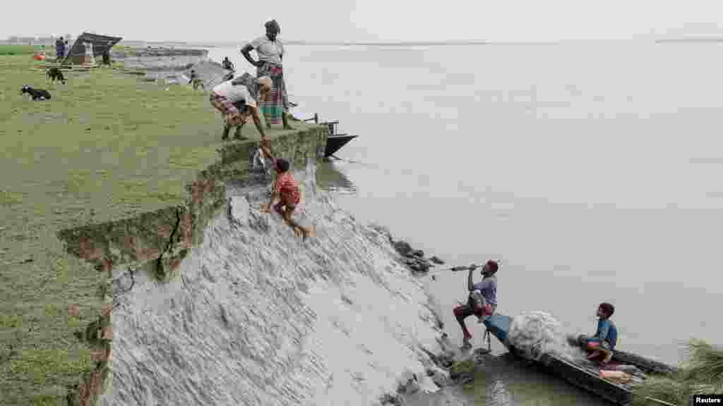 „A folyó minden nap egyre közelebb jön” – mondja egy helybéli. „A küzdelmünk soha nem ér véget. Már nem is számolom, hányszor vitte el a folyó az otthonomat” – teszi hozzá