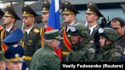 Alexander Lukashenko acordă distincţii militarilor ruşi care au participat la exerciţiile Zapad 2017 lângă oraşul Borisov din Belarus