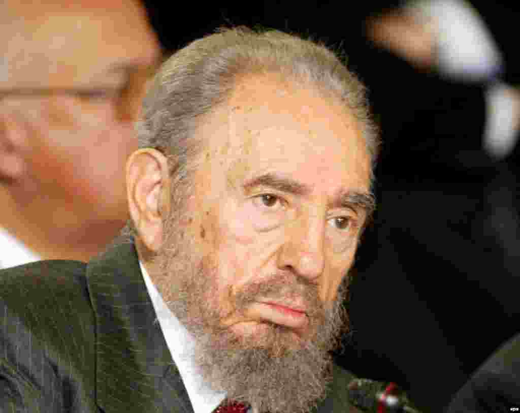 ARGENTINA 30TH MERCOSUR SUMMIT epa00778191 Cuban President Fidel Castro attends the 30th Mercosur Summit on Friday 21 July, 2006 in Cordoba, Argentina. EPA