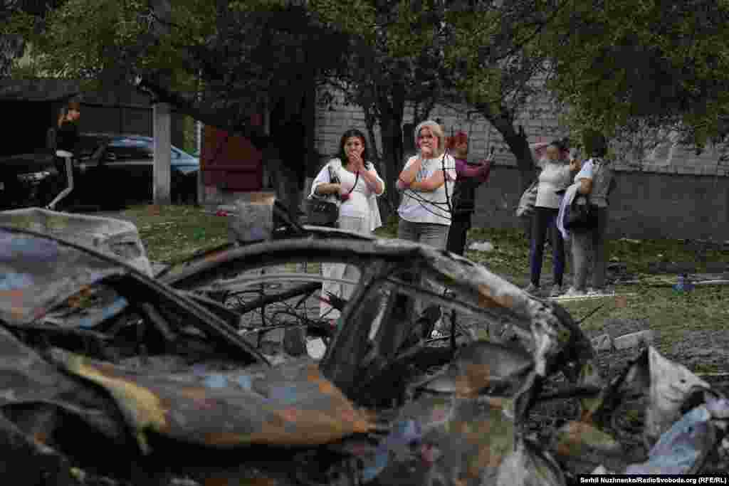 Страшно на це дивитися...Реакція жінок на те, що побачили після російського обстрілу Борисполя, Київська область, 1 вересня 2026 року