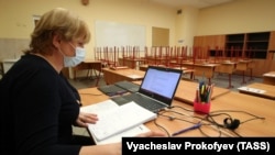 Удаленной занятие в одной из московской школ во время карантина из-за пандемии коронавируса. Иллюстративное фото