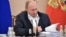 Владимир Путин работает с обращениями граждан перед прямой линией