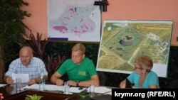 Александр Забара (слева) на круглом столе общественно-политических сил Крыма 