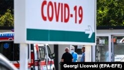 Ambulanca me një pacient të infektuar me COVID-19 arrin në Klinikën Universitare për Sëmundje Infektive në Shkup, 17 gusht 2021.