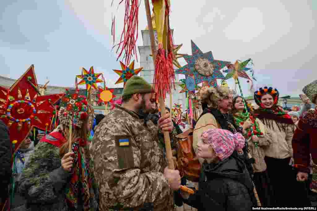 Їх вони підняли на честь героїв, які віддали своєї життя захищаючи Україну