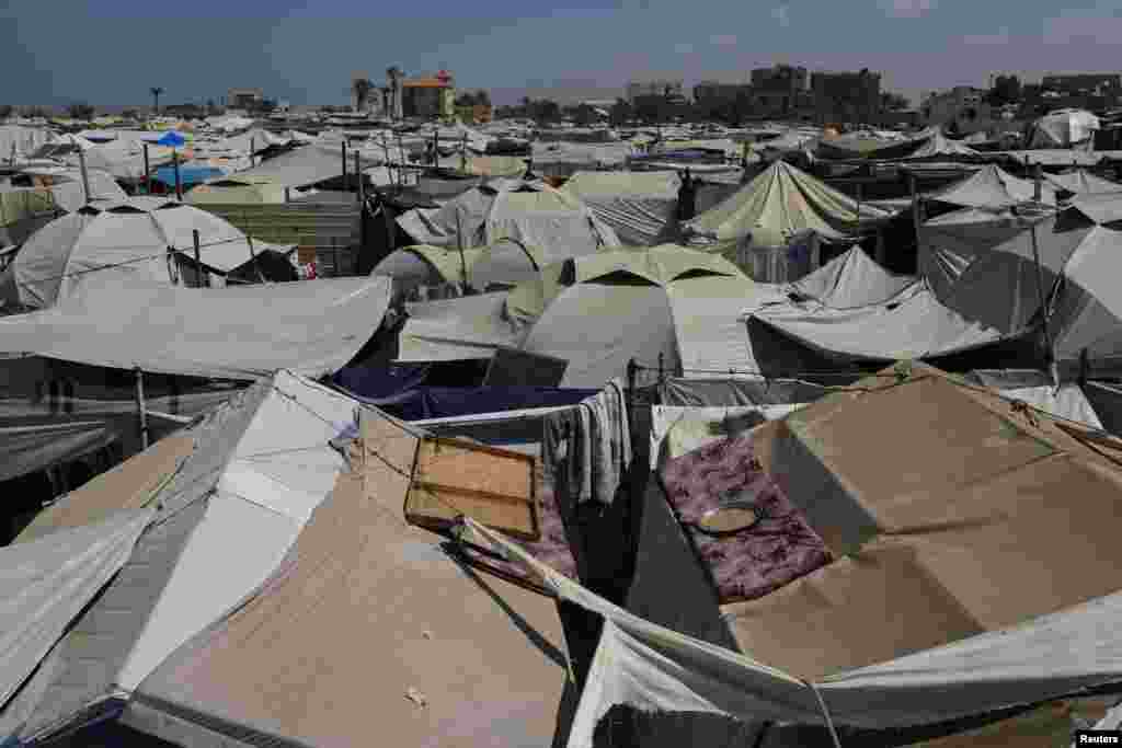 Corturi și locuințe improvizate în zona Mawasi din orașul Khan Younis, în sudul Fâșiei Gaza, 18 septembrie 2025.Potrivit ministerului sănătății condus de Hamas, aproape întreaga populație de două milioane de locuitori a fost forțată să se mute, în timp ce ONU afirmă că majoritatea locuințelor au fost avariate sau distruse.