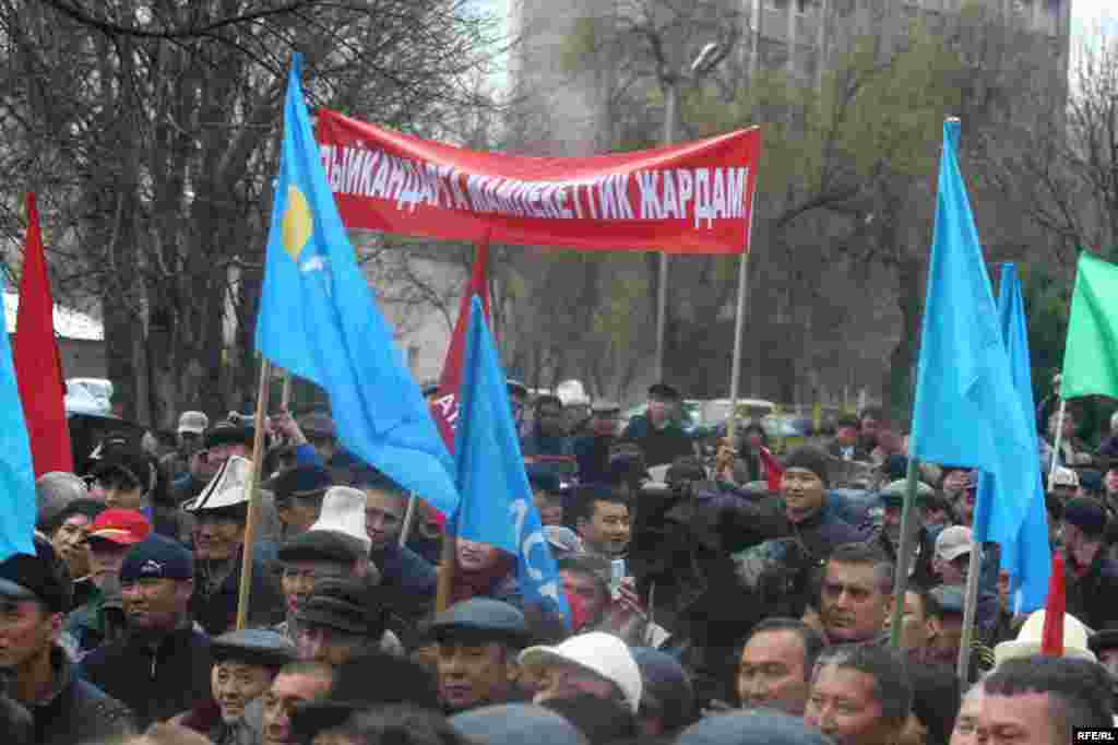 Митинг соңунда БЭК бийликке беш талап койду - Kyrgyzstan - Protest action of opposition forces in Bishkek, 27Mar2009