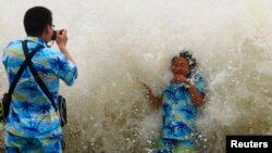 Dy turistë në plazhin e qytetit Sanja në Kinë. Fotografi nga arkivi.