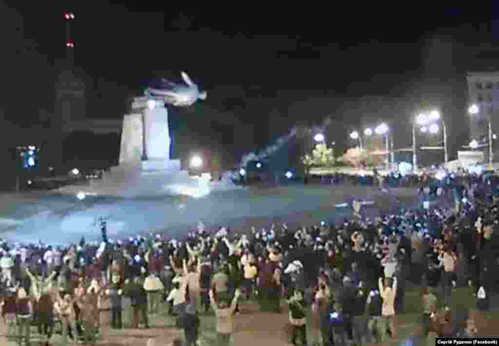 Осуществить снос удалось с помощью электропилы. Момент падения