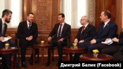 Депутати Держдуми Росії Дмитро Бєлік (крайній праворуч) і Дмитро Саблін (другий зліва) на зустрічі з президентом Сирії Башаром Асадом (в центрі), 17 січня 2019 року