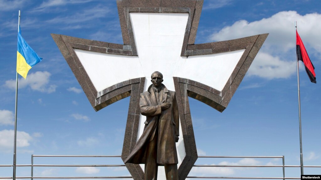 Monumento al leader dei nazionalisti ucraini Stepan Bandera a Ivano-Frankivsk