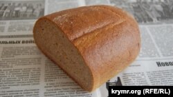 Хлеб на газете. Иллюстративное фото