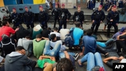 Poliția maghiară, supraveghind migranții în gara Keleti din Budapesta, 1 septembrie 2015