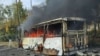 Një autobus digjet pas një sulmi ajror rus në qytetin Kramatorsk të Ukrainës, më 8 tetor 2026.