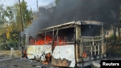 Një autobus digjet pas një sulmi ajror rus në qytetin Kramatorsk të Ukrainës, më 8 tetor 2026.