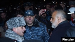 Armenia - Opposition leader Raffi Hovannisian argues with a senior police officer during a demonstration near the Central Election Commission building in Yerevan, 6Dec2015.