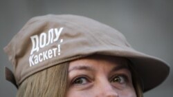 "Долу, Каскет!", пише на шапката на протестираща пред Съдебната палата.