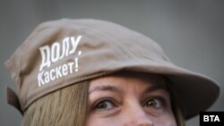 "Долу, Каскет!", пише на шапката на протестираща пред Съдебната палата.