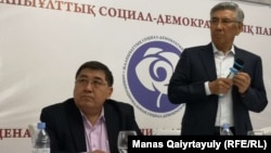 Теперь уже бывший лидер ОСДП Жармахан Туякбай (справа) и избранный новым лидером ОСДП журналист Ермурат Бапи на внеочередном съезде партии. Алматы, 26 апреля 2019 года.
